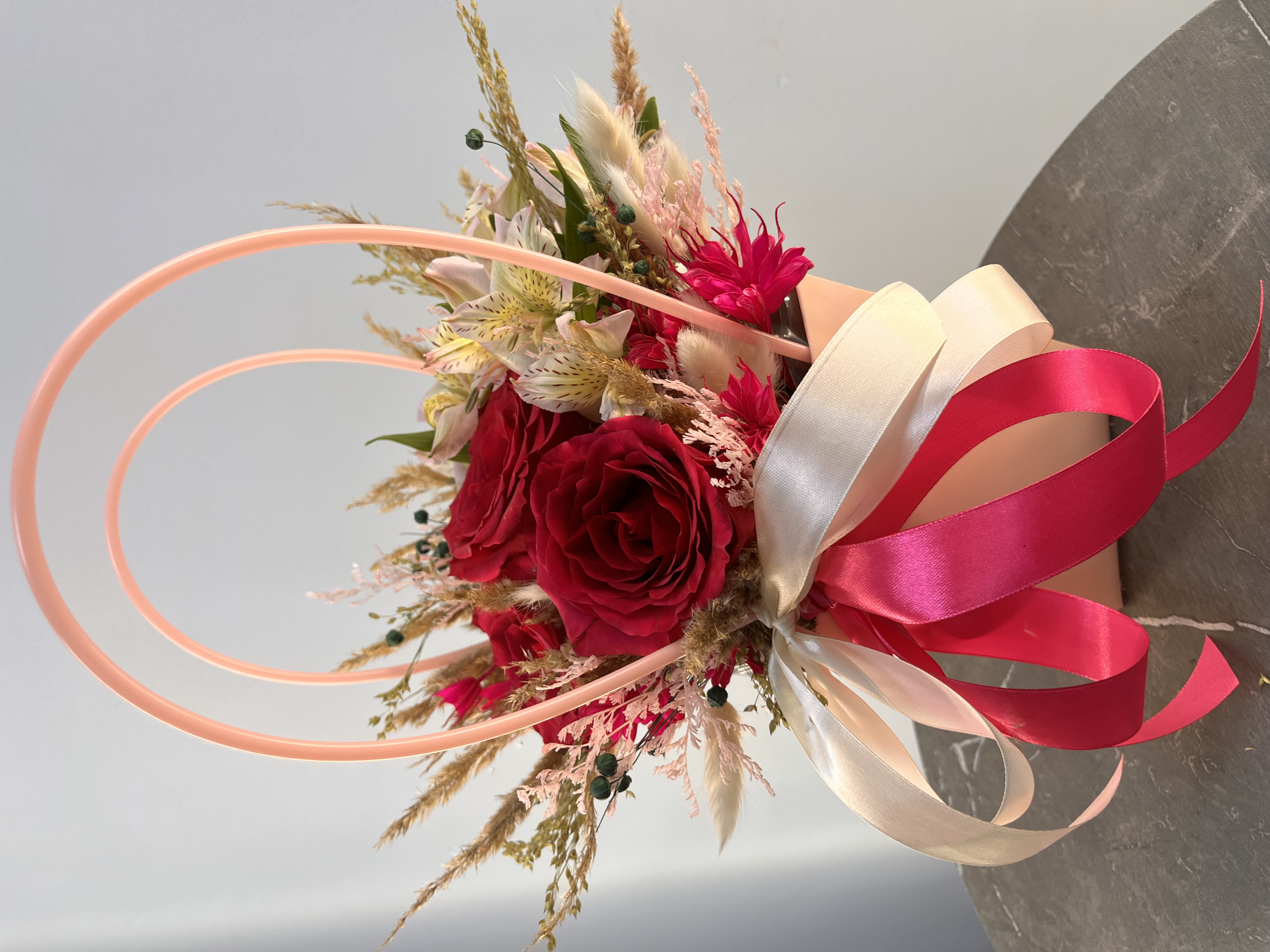 Малиновые розы с сухоцветами