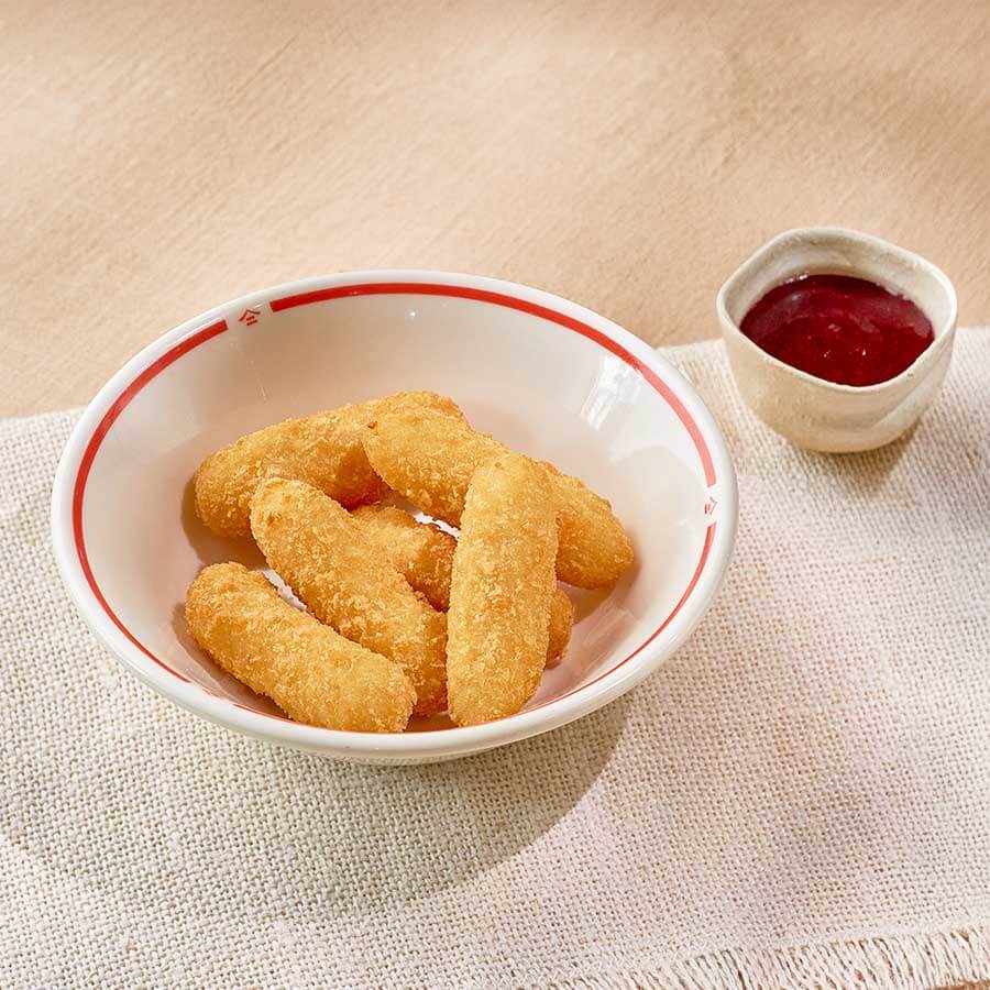Сырные палочки с клюквенным соусом