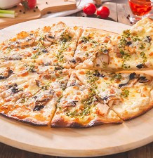 Пицца с копчёным цыплёнком и грибами