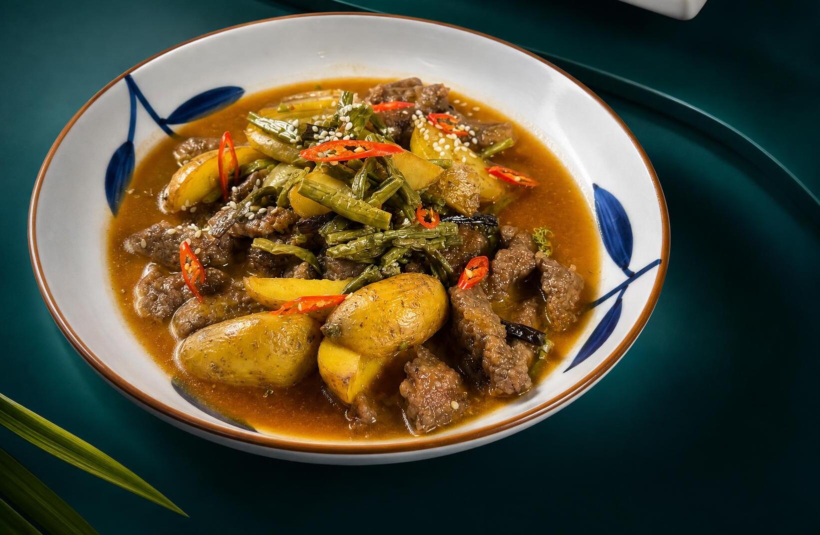 Говядина с папоротником и беби картофелем