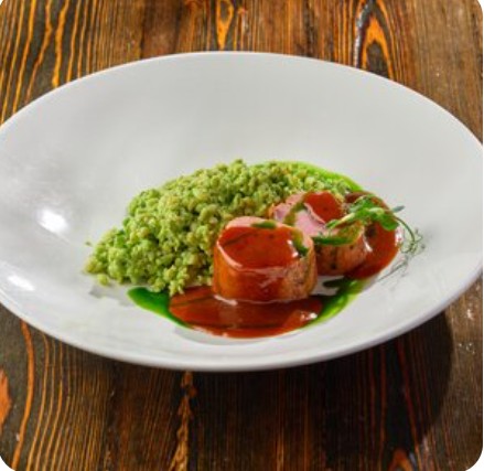 Свиная вырезка в сливовом соусе с зеленым булгуром