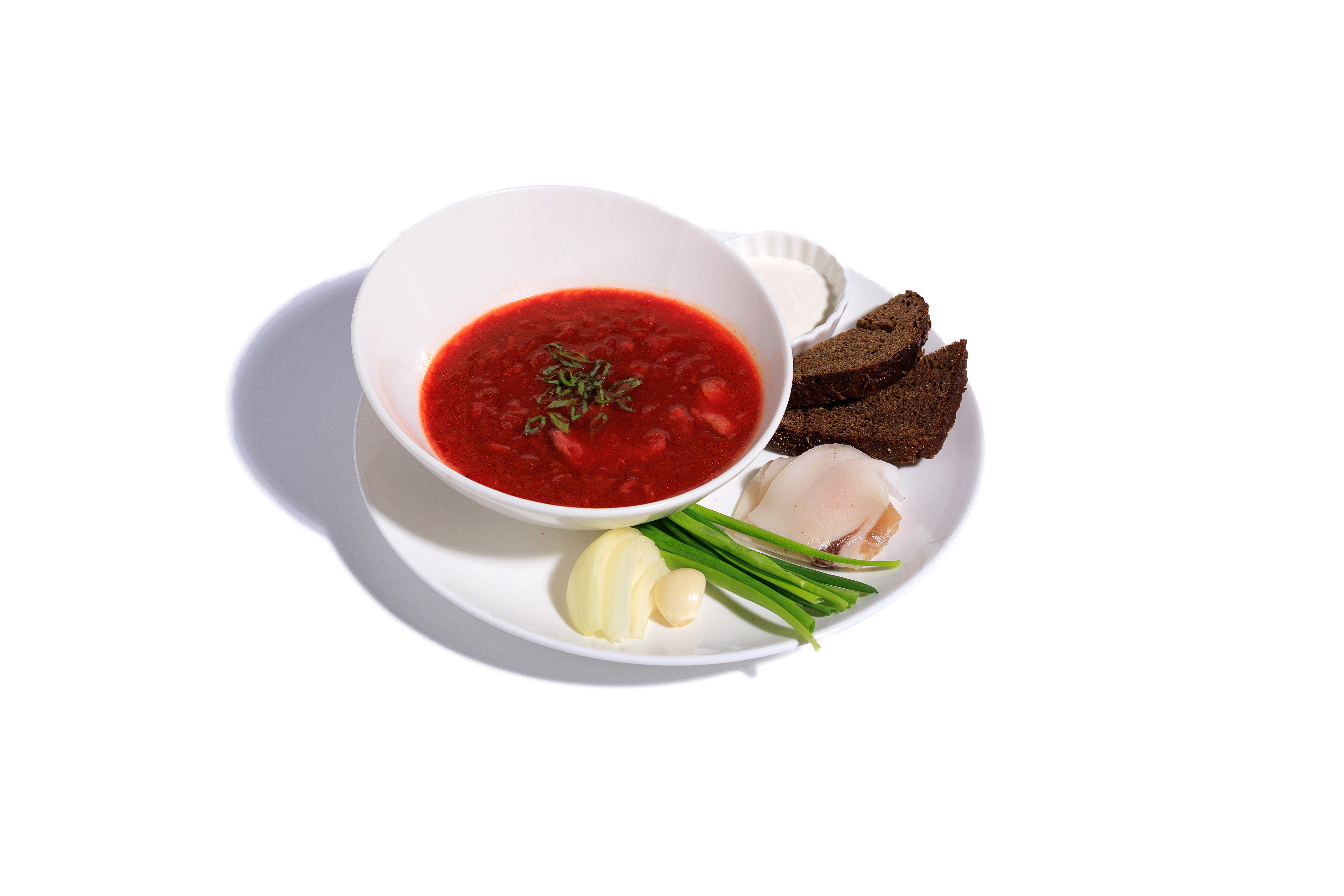 Борщ с куринным бедрышком, сметаной, салом и луком.
