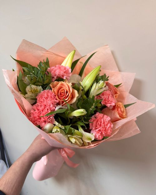 Букет из диантусов, роз и альстромерий