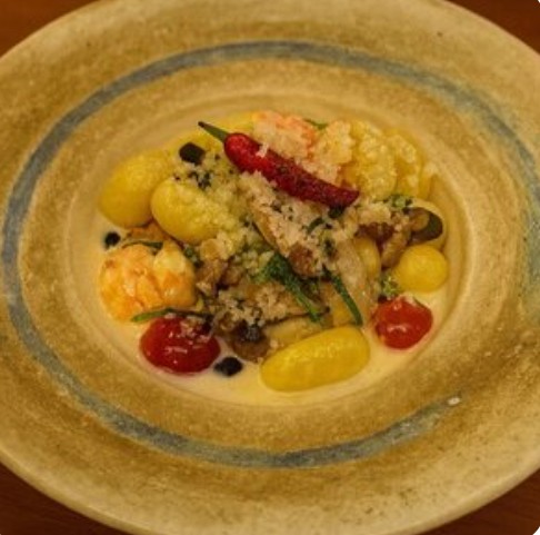 Ньокки с курицей и креветками, грибами шиитаке и соусом том кха