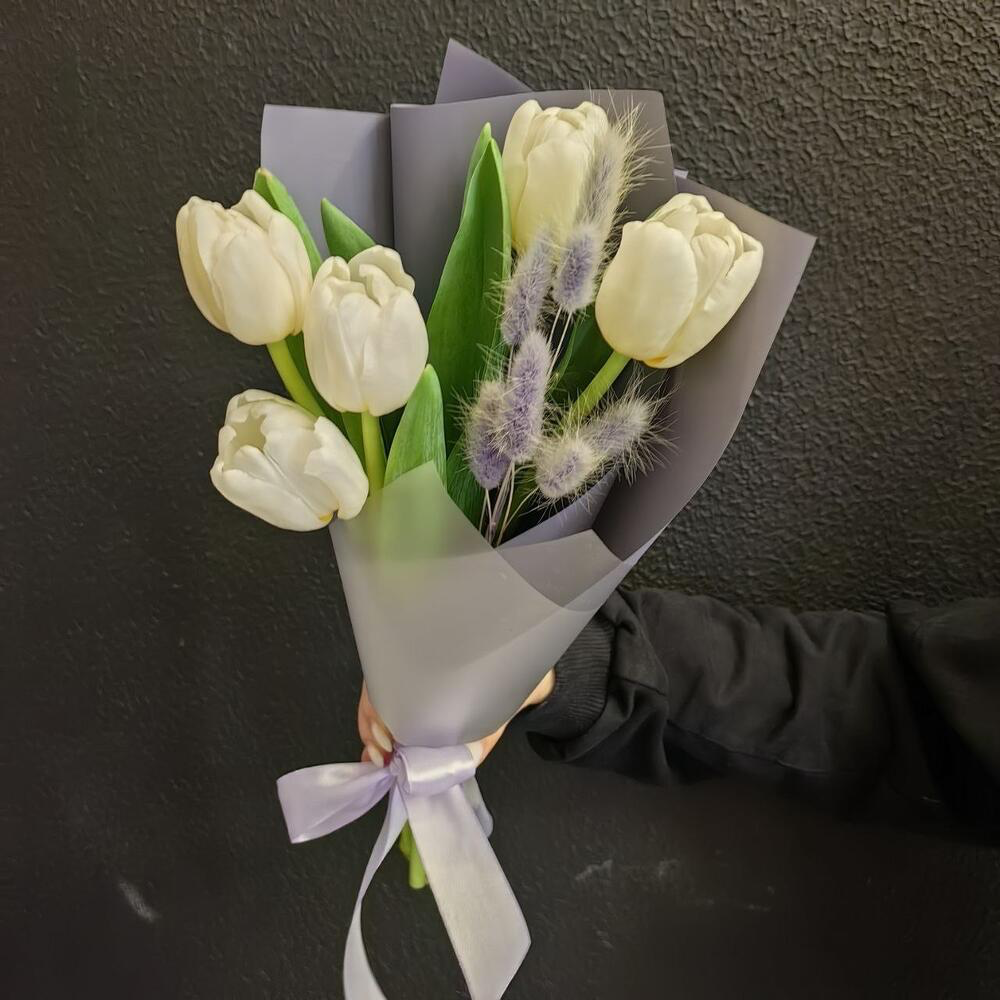Букет из белых тюльпанов и лагуруса (код 152)