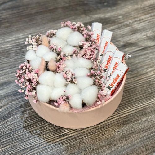 Цветы в коробке: гипсофила, хлопок, киндер шоколад