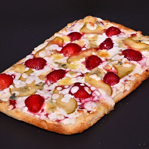 Пицца с карамельной грушей, дор блю и клубникой