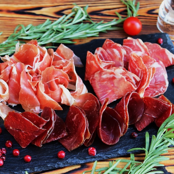 Тарелка сыровяленых деликатесов