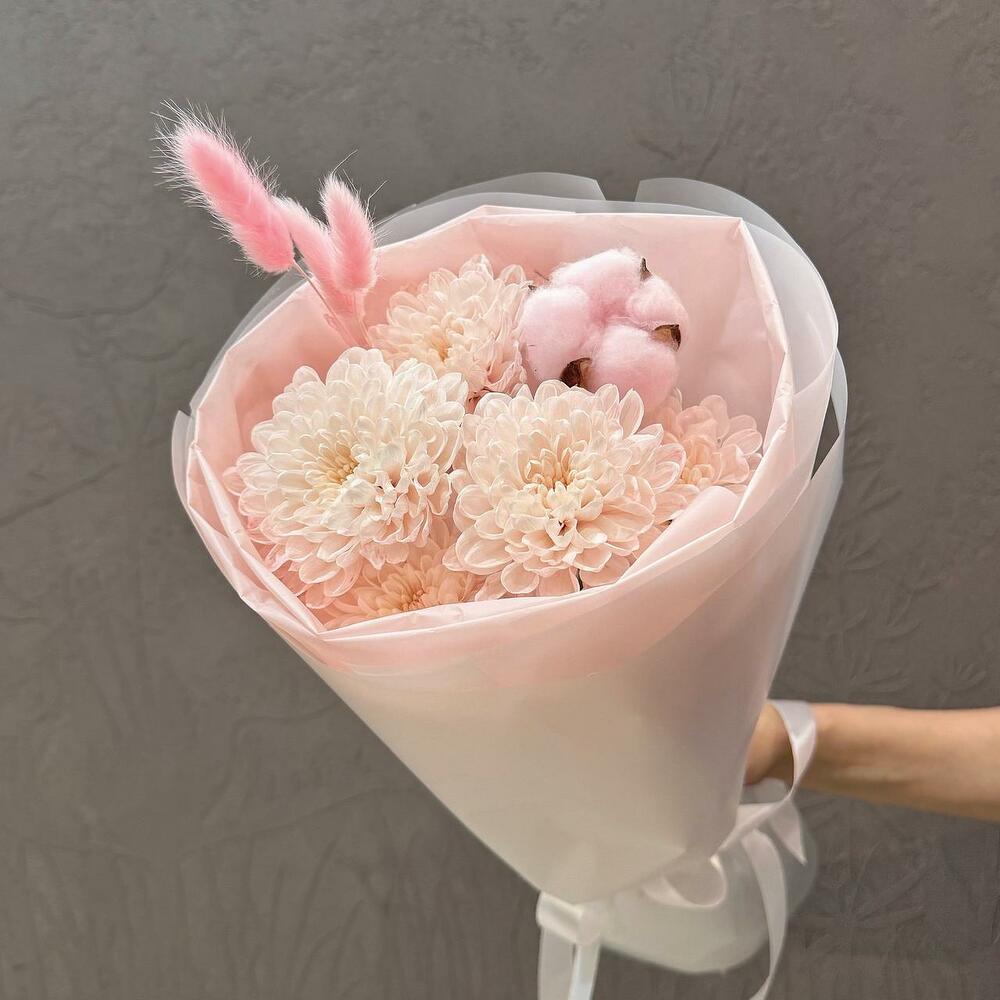 Букет из розовой хризантемы, хлопка и лагуруса