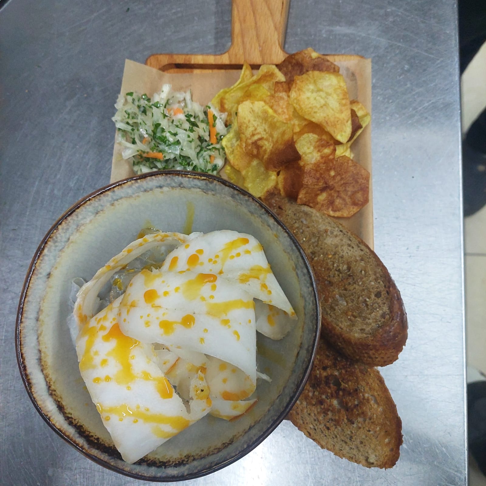 Строганина из трески с картофелем и квашеной капустой