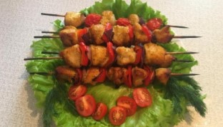 Шашлык из грудок с помидорами
