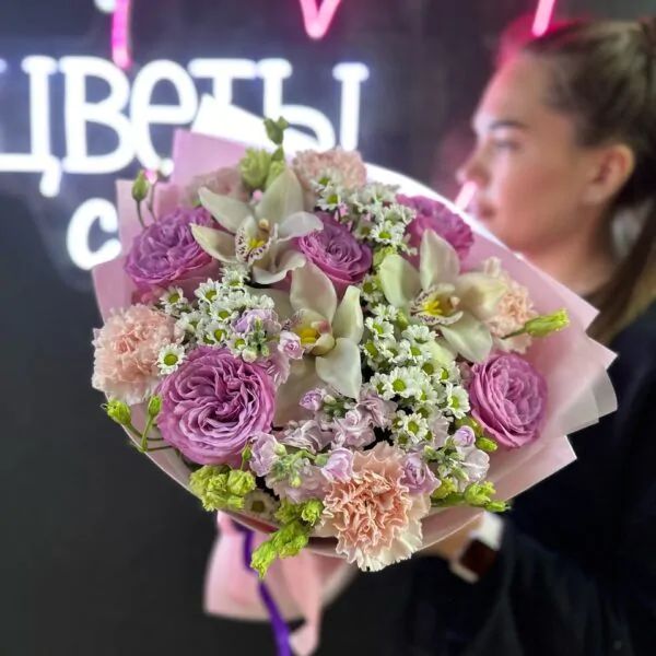 Сборный букет из пионовидных роз , орхидей, нежных диантусов и зеленью в нежной матовой упаковке