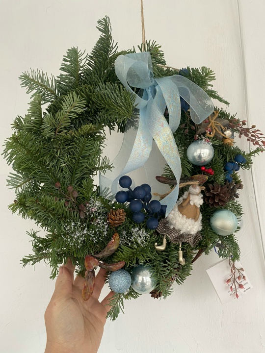 Венок из нобилиса и новогоднего декора