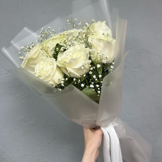 Букет из белых роз и гипсофилы