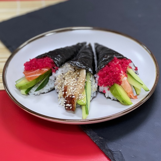 Темаки с креветкой и икрой Tobiko