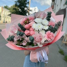 Розы с альстромериями и диантусами