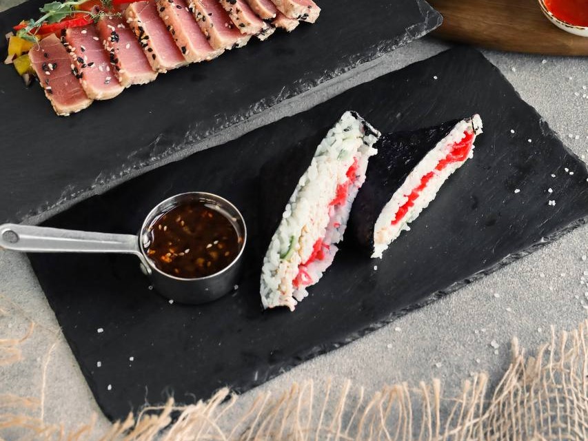 Онигирадзу с крабом