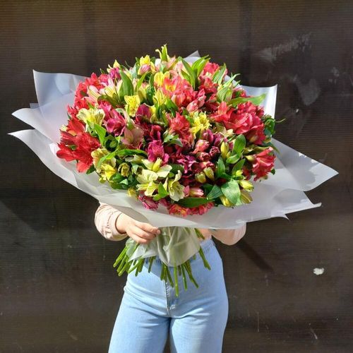 Большой пышный букет из альстромерий
