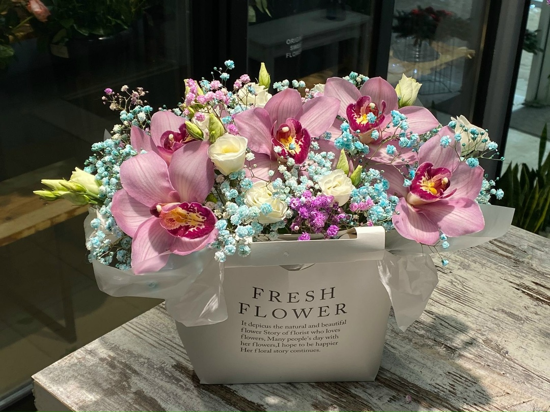 Шикарная сумочка с розовыми орхидеями