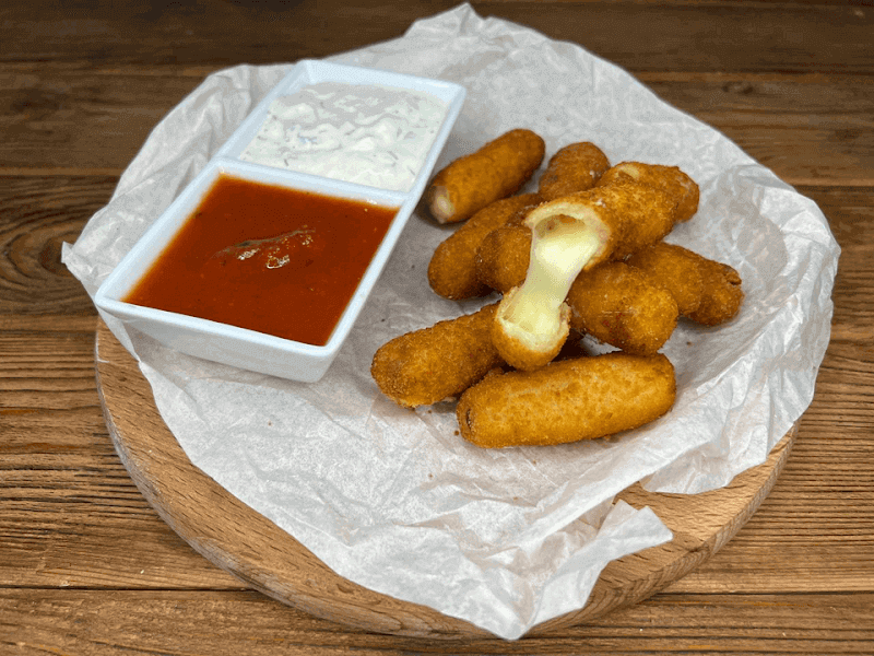 Сырные палочки с соусом
