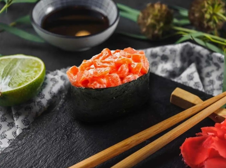 Гункан с лососем