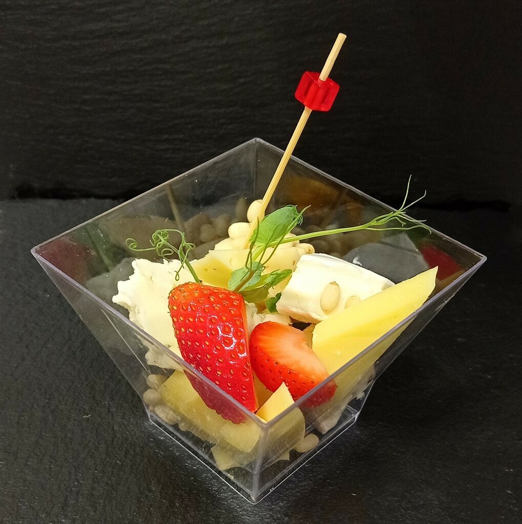Сырное мини-ассорти с клубникой и орешками