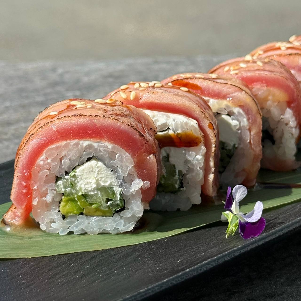 Ролл с опаленным тунцом