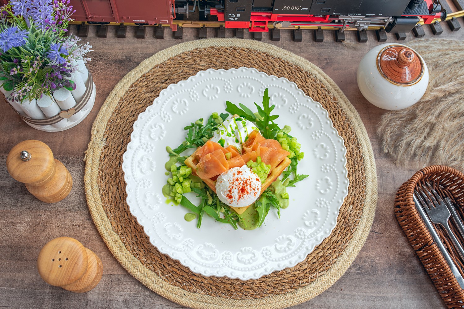 Вафля с лосем и яйцом пашот