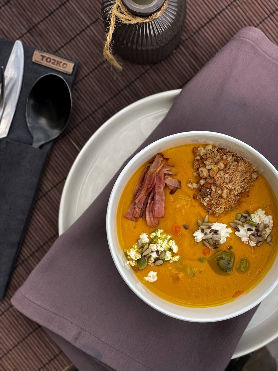 Тыквенный крем-суп с беконом и сыром