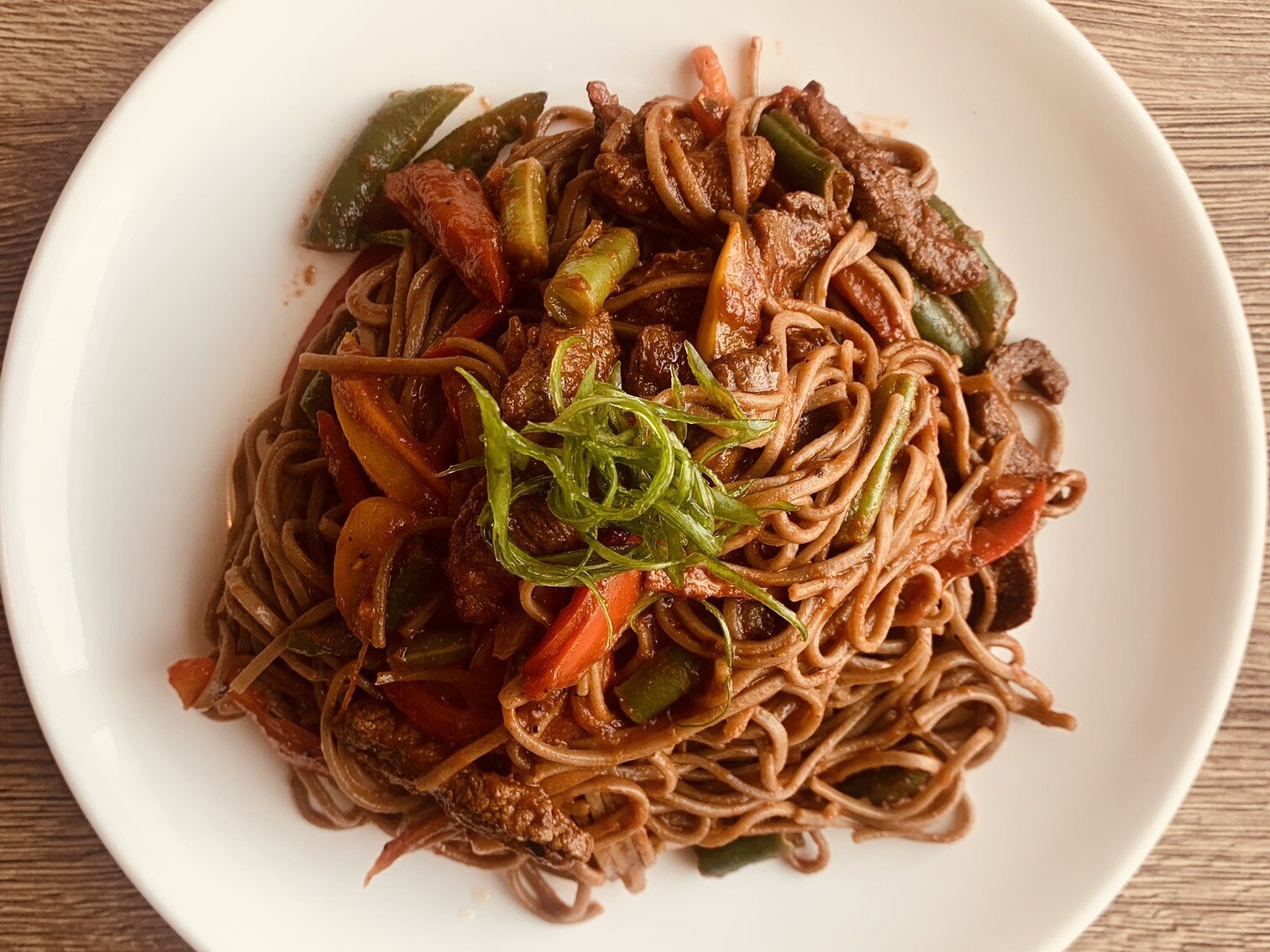 Соба со свининой и овощами в соусе терияки