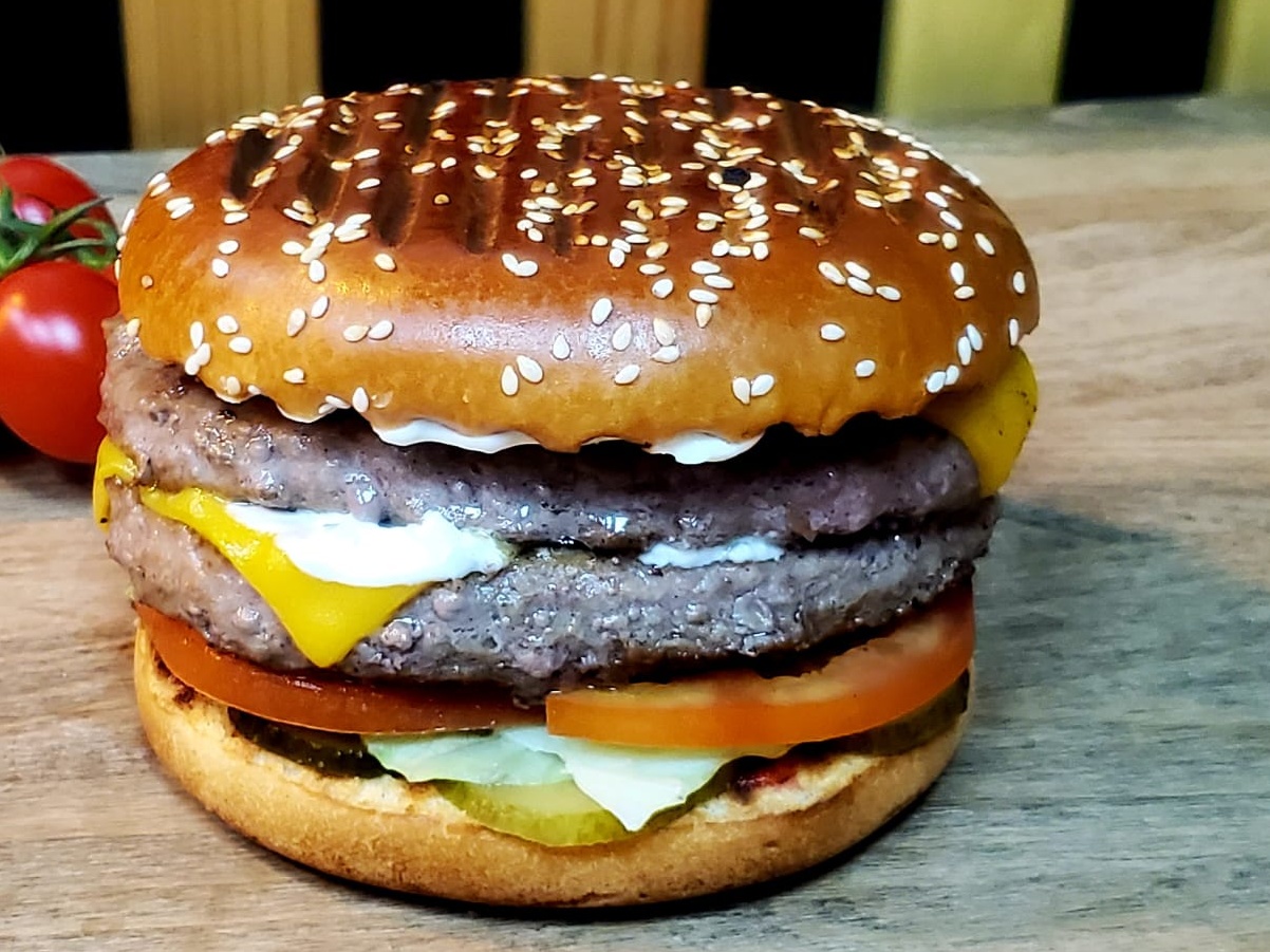 Бургер от Шева с двойной котлетой на мангале