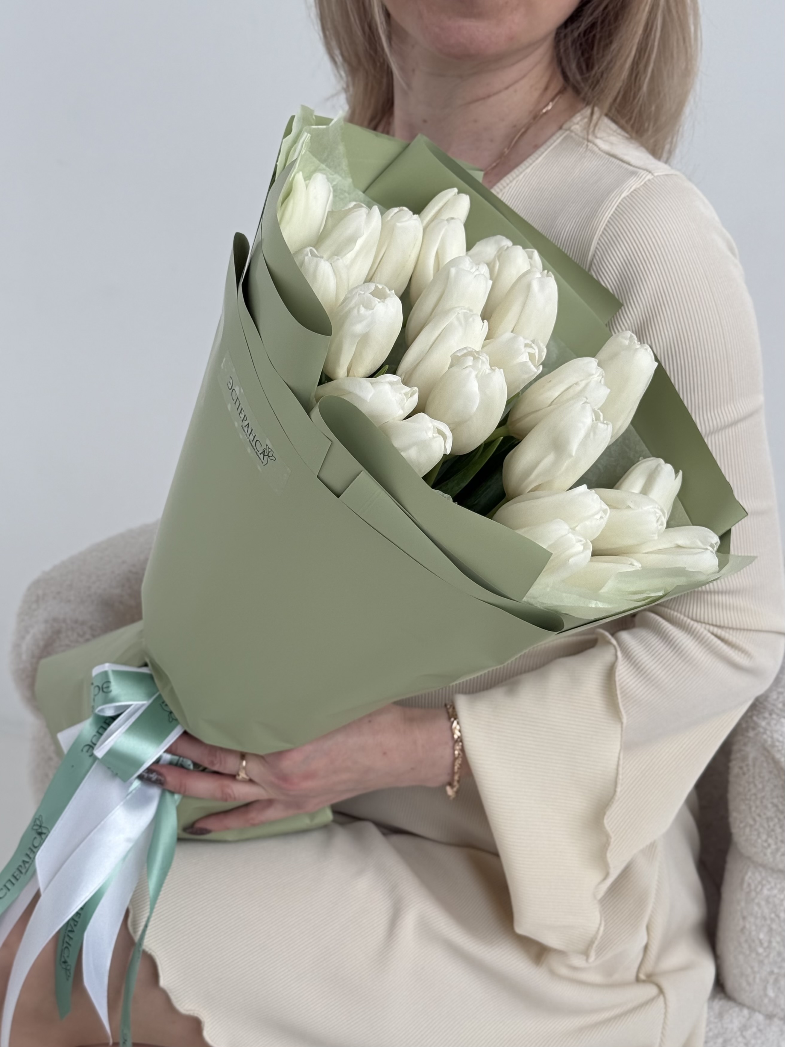 Моно букет из белых тюльпанов / 21 шт
