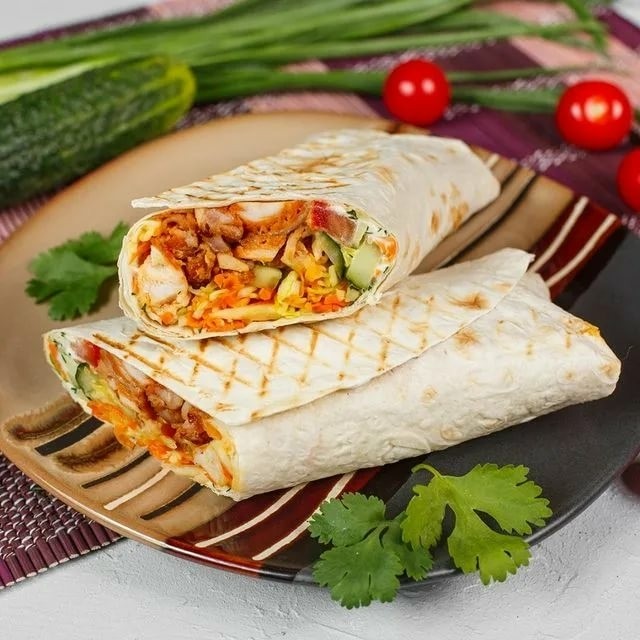 Большая шаурма с курицей и сыром