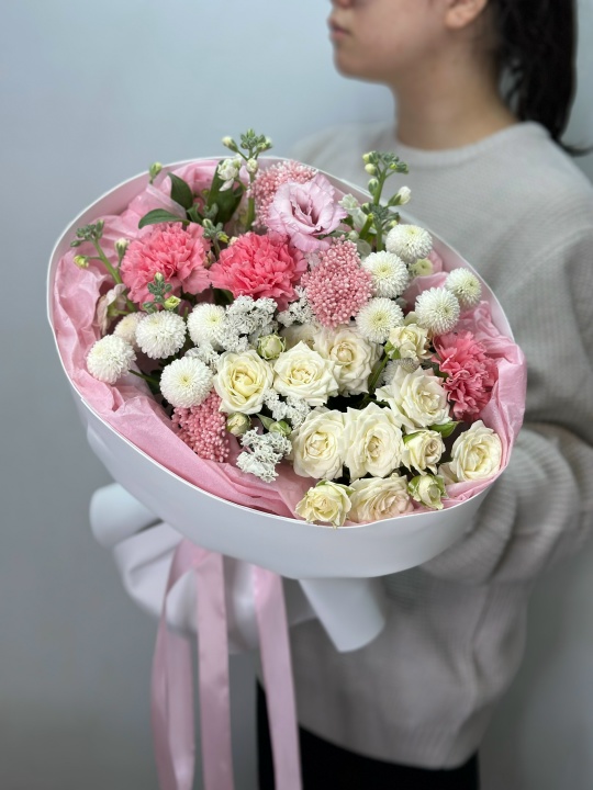 Круглый букет с кустовой розой ,эустомой ,хризантемой ньютон и диантусами