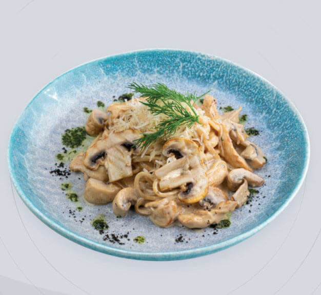 Спагетти с курицей и грибами