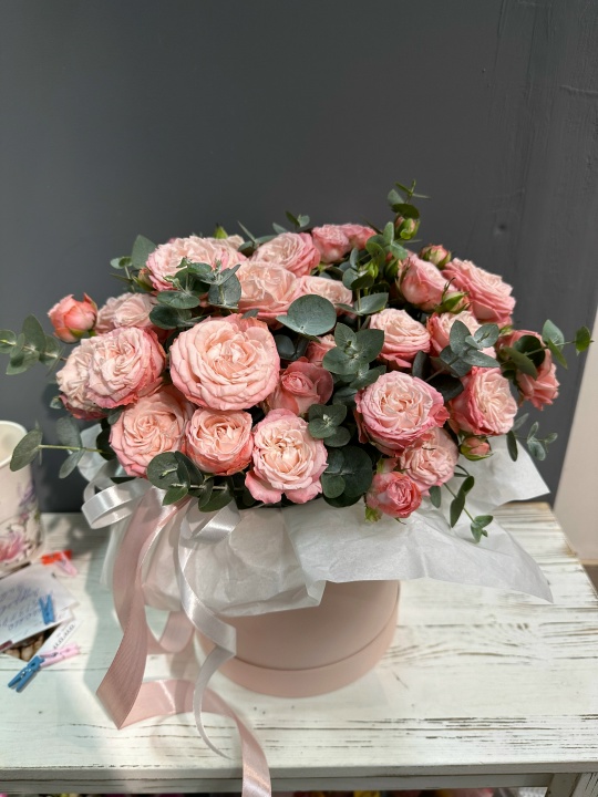 Шикарная коробочка с кустовыми пионовидными розами