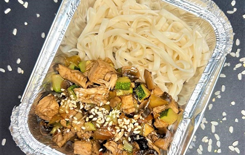 Wok c курицей (яичная лапша)