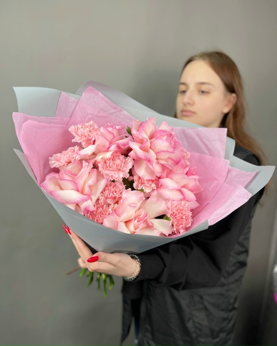 Букет французских роз и диантусов