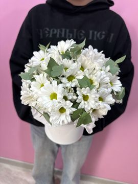 Композиция ромашек с эвкалиптом