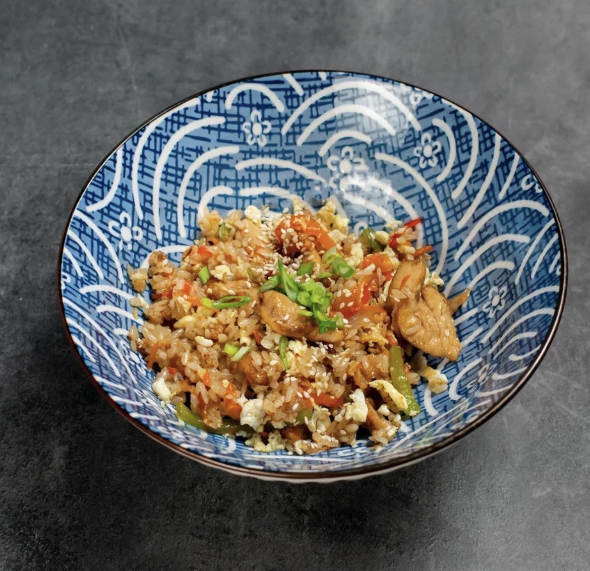 Жаренный рис с яйцом и курицей