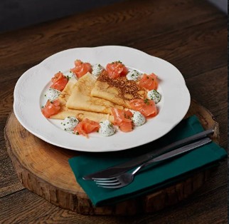 Блины с лососем и муссом пармезан