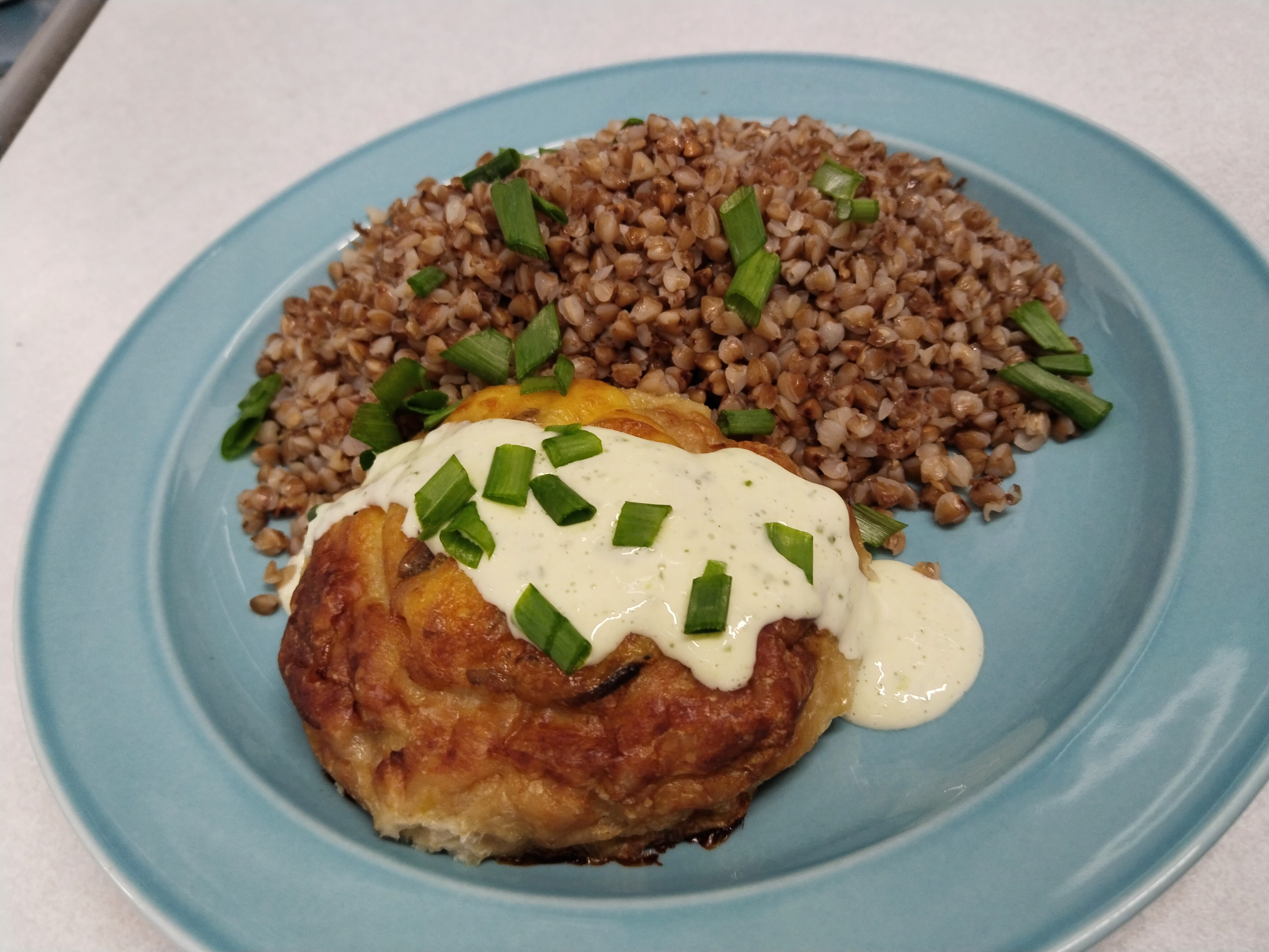Ласточкино гнездо с гречкой и соусом