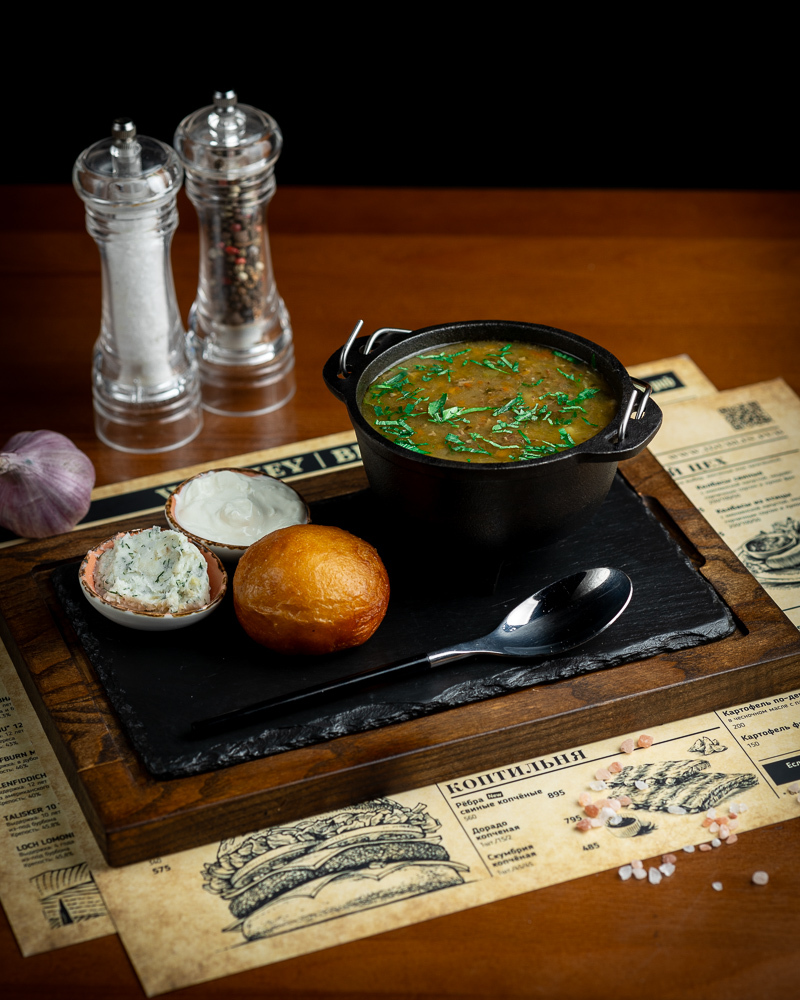 Зелёные щи с чесночной пампушкой