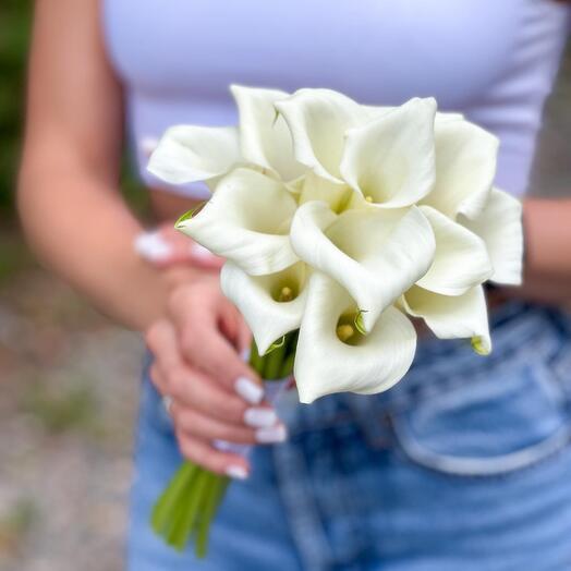 Букет невесты каллы классика