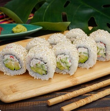 Ролл Калифорния с кунжутом