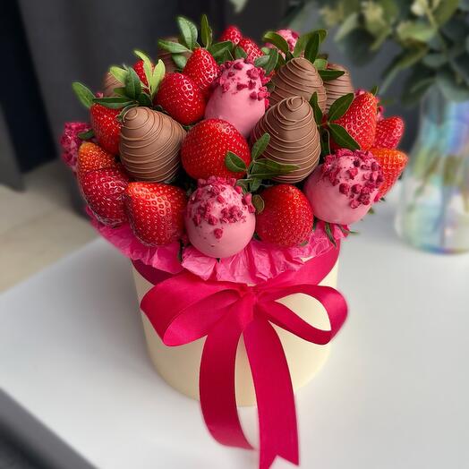 Клубника в шоколаде сладкий подарок