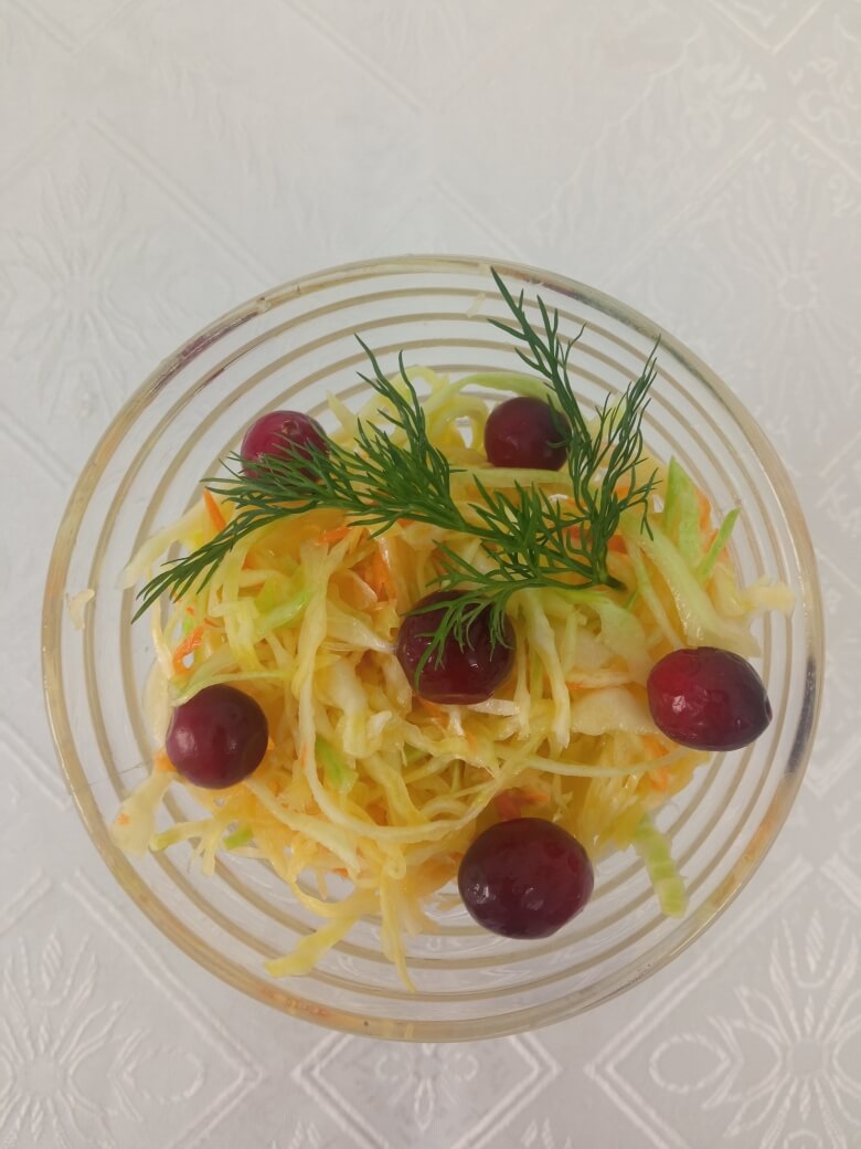 Салат из свежей капустой с клюквой