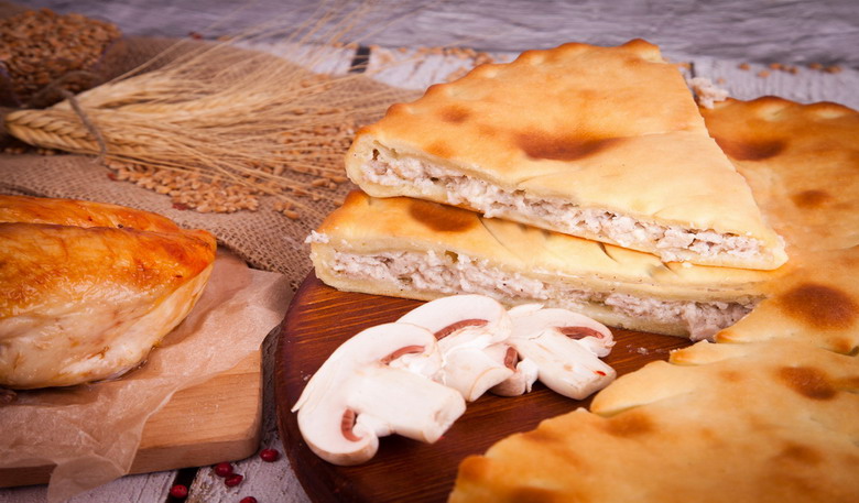 Осетинский пирог с курицей, грибами и сыром