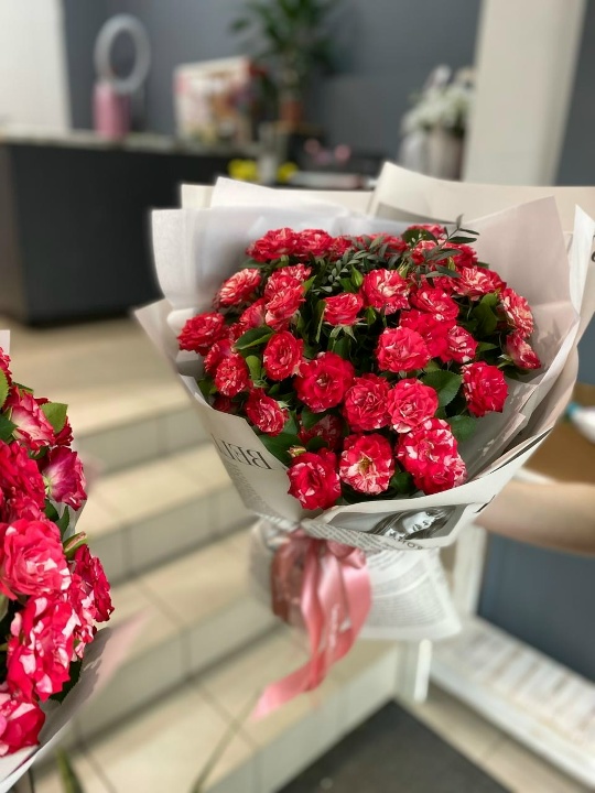 Букет из ярких кустовых розочек