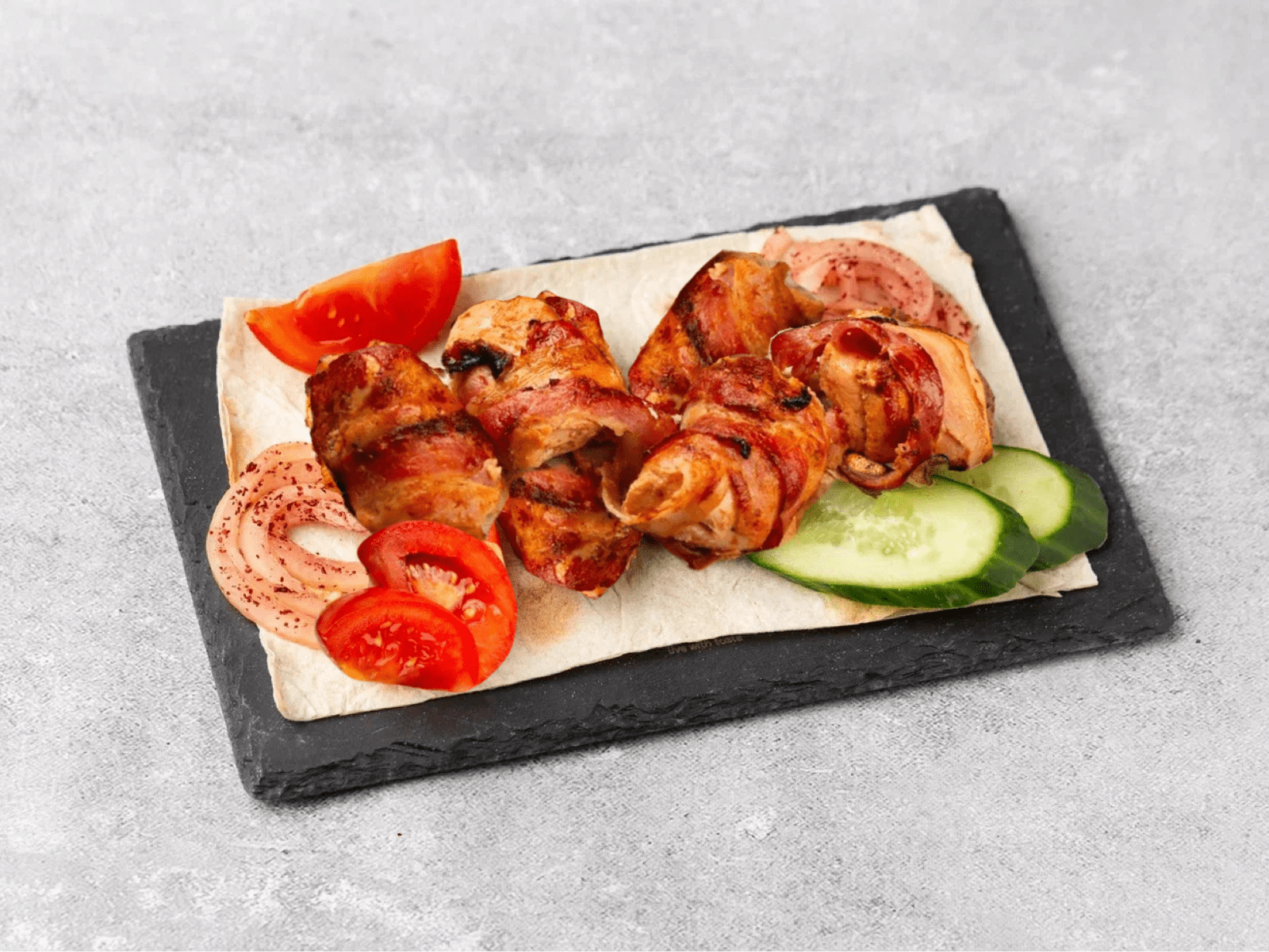 Шашлык из куриного филе в беконе